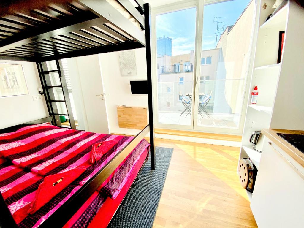 BERLIN - FRIEDRICHSHAIN: LUXURIOUS STUDIO WITHIN A PENTHOUSE IN PRIME LOCATION