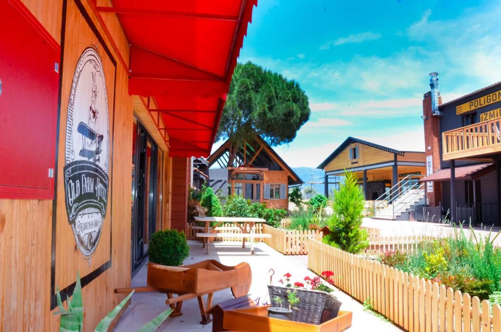 un patio de una casa con techo rojo en Old Farm Hotel en İzmir