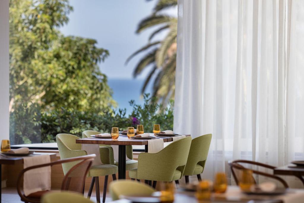 Reštaurácia alebo iné gastronomické zariadenie v ubytovaní H10 Imperial Tarraco 4 Sup