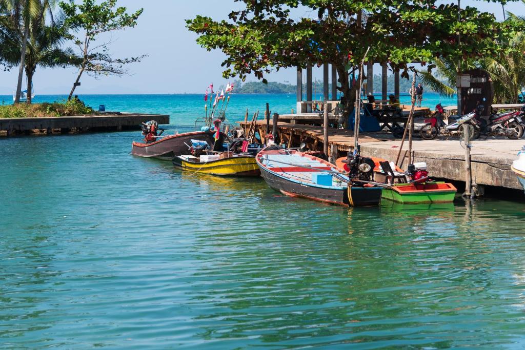 einer Gruppe von Booten, die in einem Wasserkörper angedockt sind in der Unterkunft The Canale Boutique Stay Koh Kood in Ko Kood