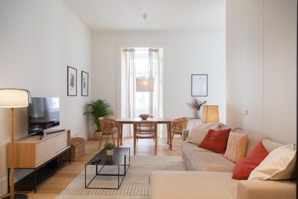 uma sala de estar com um sofá e uma mesa em FLH Praça Comércio Bright Flat em Lisboa