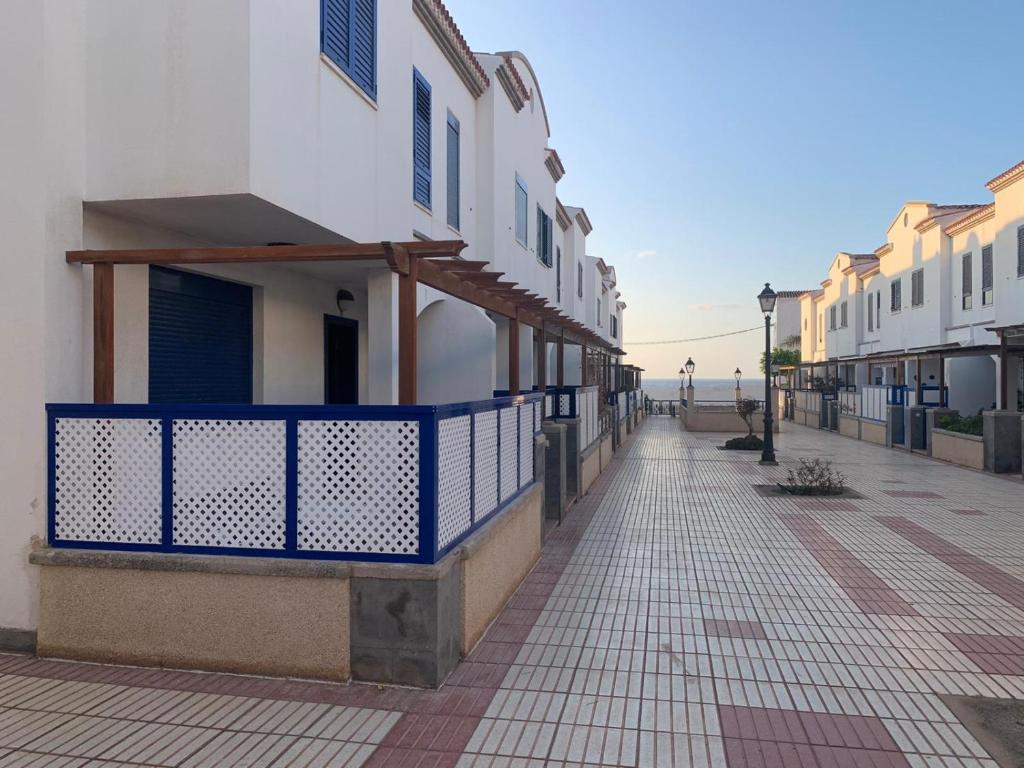 uma rua com edifícios e o oceano ao fundo em Vivienda Agaete Paradise em Puerto de las Nieves