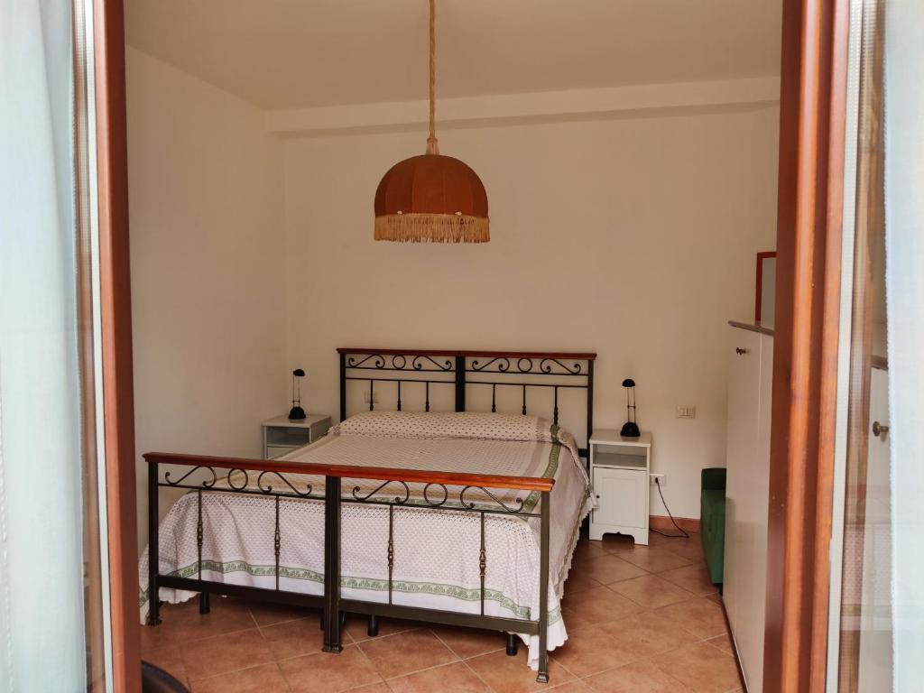 - une chambre avec un lit dans l'établissement Monteverde, à Latronico