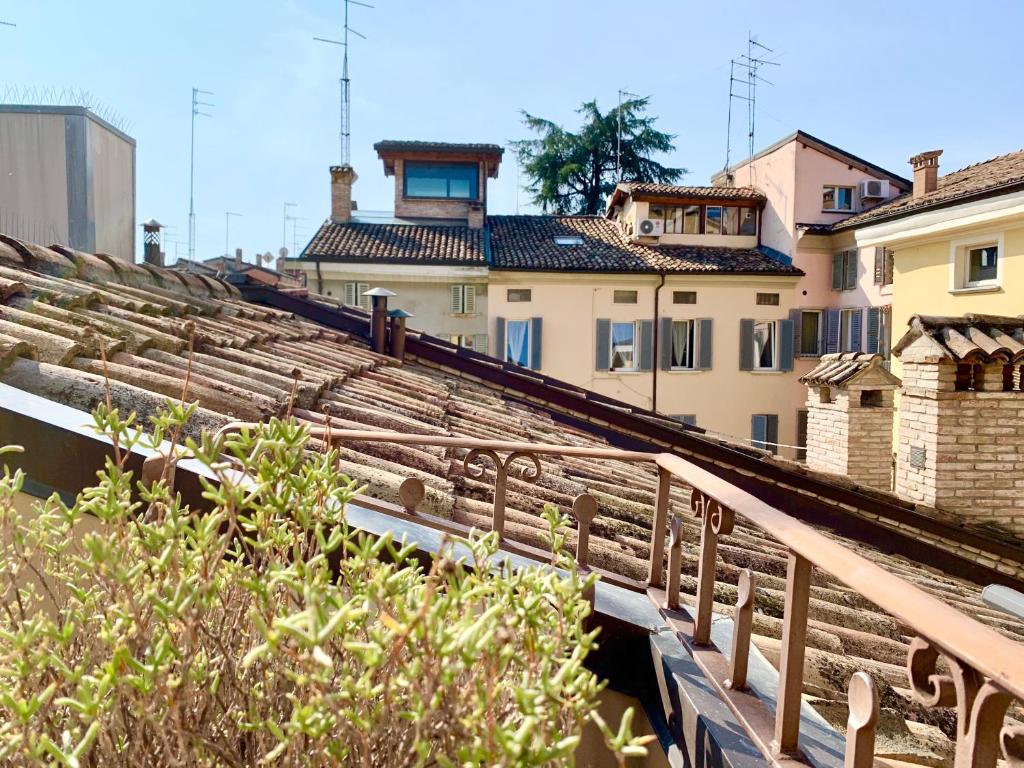 vista su un tetto con edifici sullo sfondo di Niki O. Apartments a Parma