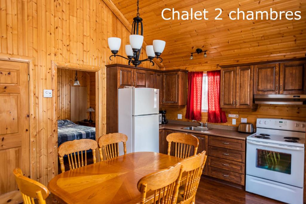 Kuchyň nebo kuchyňský kout v ubytování Chalets et Spa Lac Saint-Jean