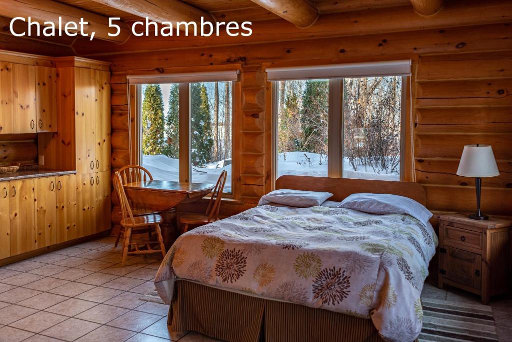 Postel nebo postele na pokoji v ubytování Chalets et Spa Lac Saint-Jean