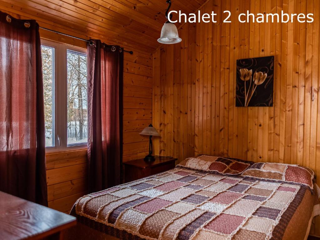 Postel nebo postele na pokoji v ubytování Chalets et Spa Lac Saint-Jean