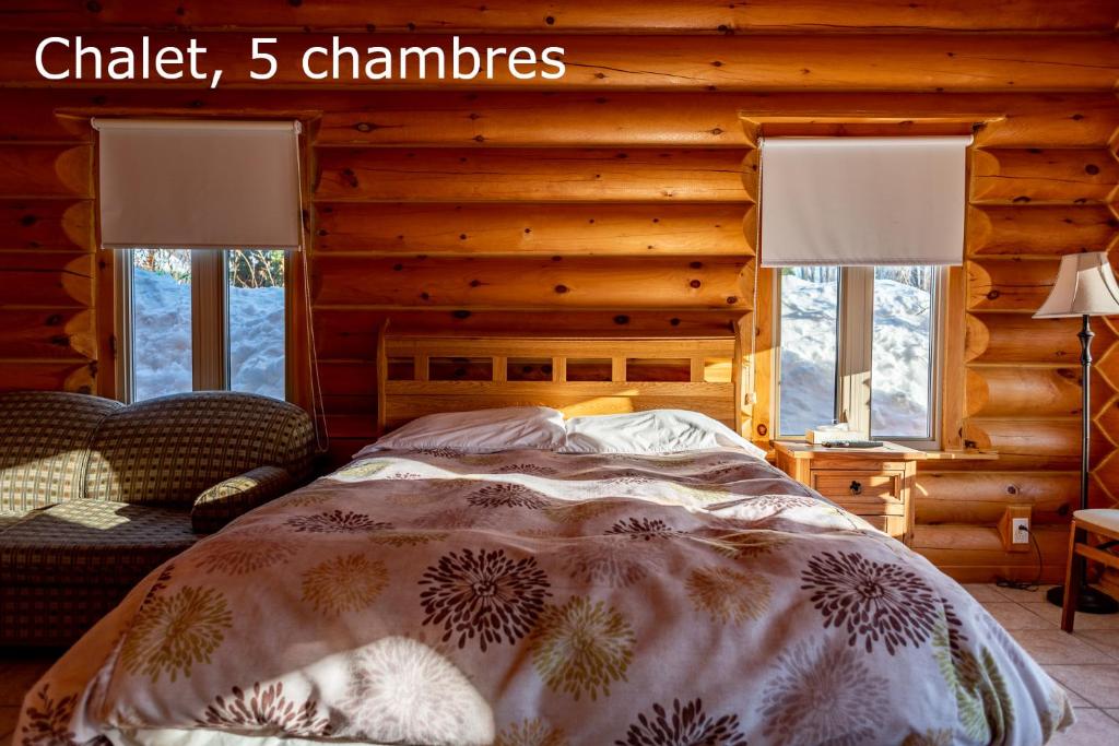 Postel nebo postele na pokoji v ubytování Chalets et Spa Lac Saint-Jean