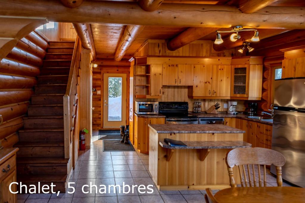 Kuchyň nebo kuchyňský kout v ubytování Chalets et Spa Lac Saint-Jean