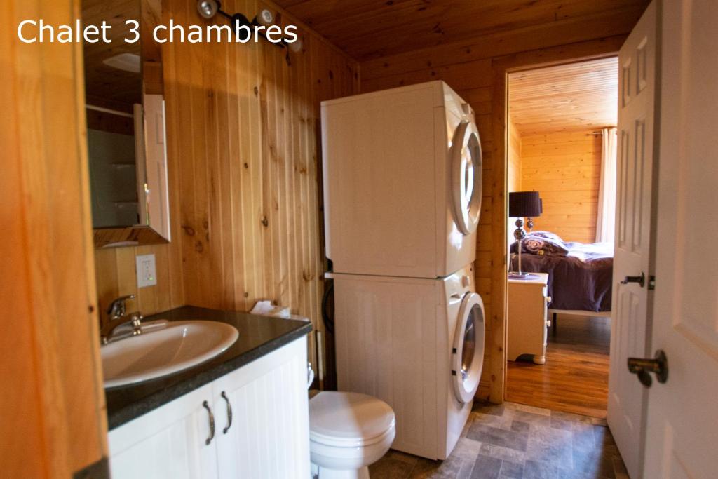 Koupelna v ubytování Chalets et Spa Lac Saint-Jean
