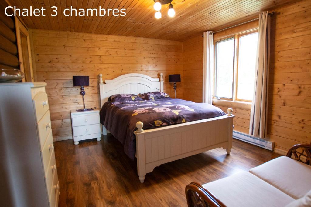 Postel nebo postele na pokoji v ubytování Chalets et Spa Lac Saint-Jean