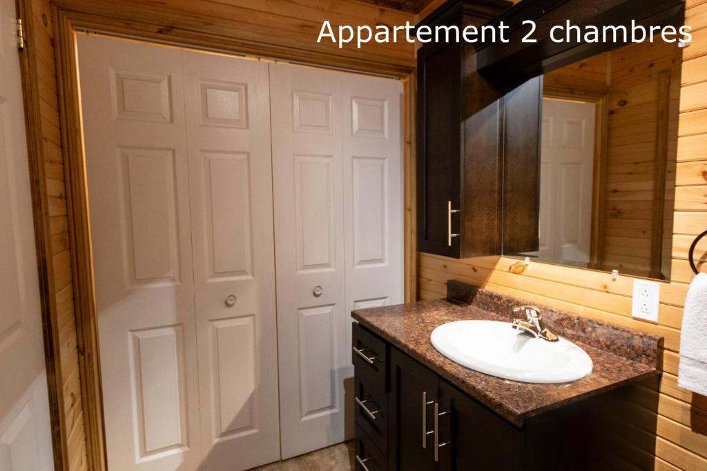 Koupelna v ubytování Chalets et Spa Lac Saint-Jean