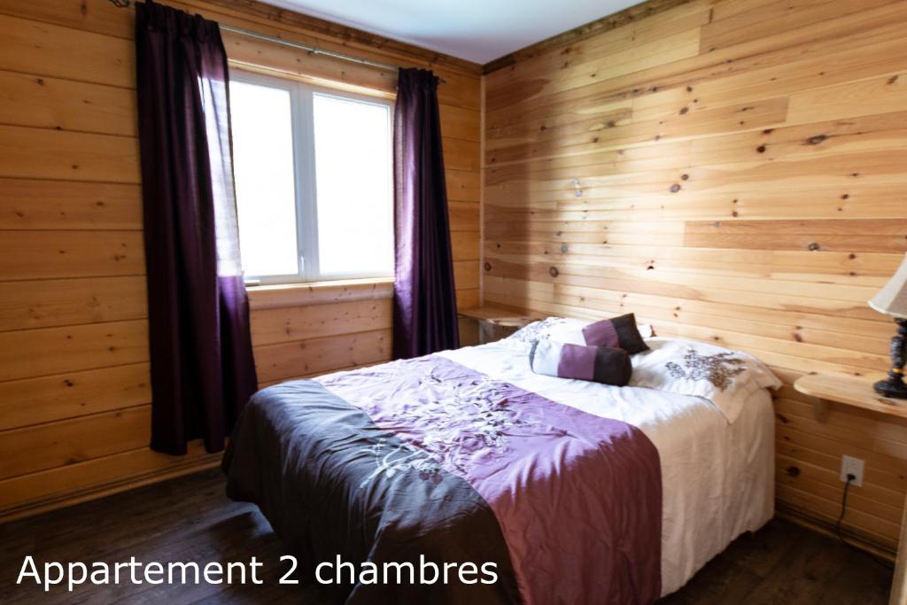 Postel nebo postele na pokoji v ubytování Chalets et Spa Lac Saint-Jean