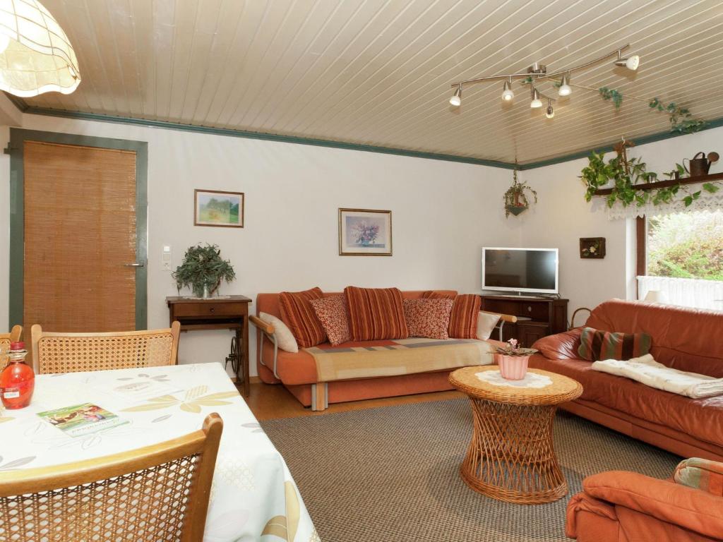 uma sala de estar com um sofá e uma mesa em Cosy apartment in Menkhausen near the ski area em Schmallenberg