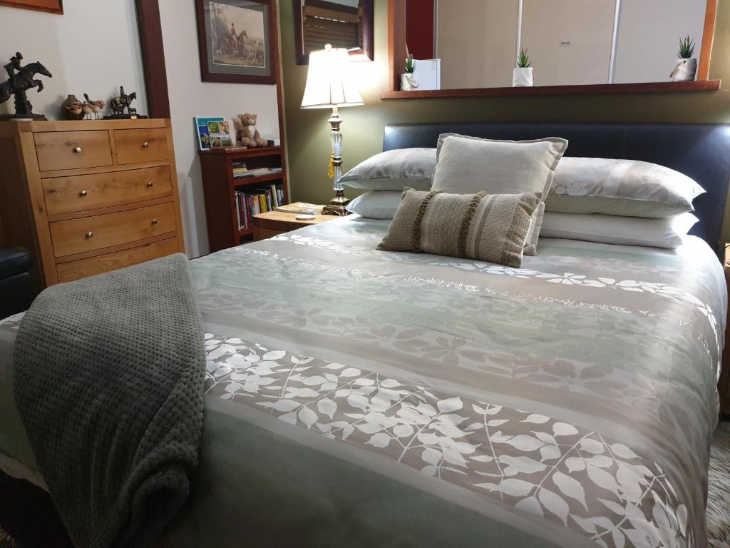 Farm Stay Studio - Deluxe Queen Studio