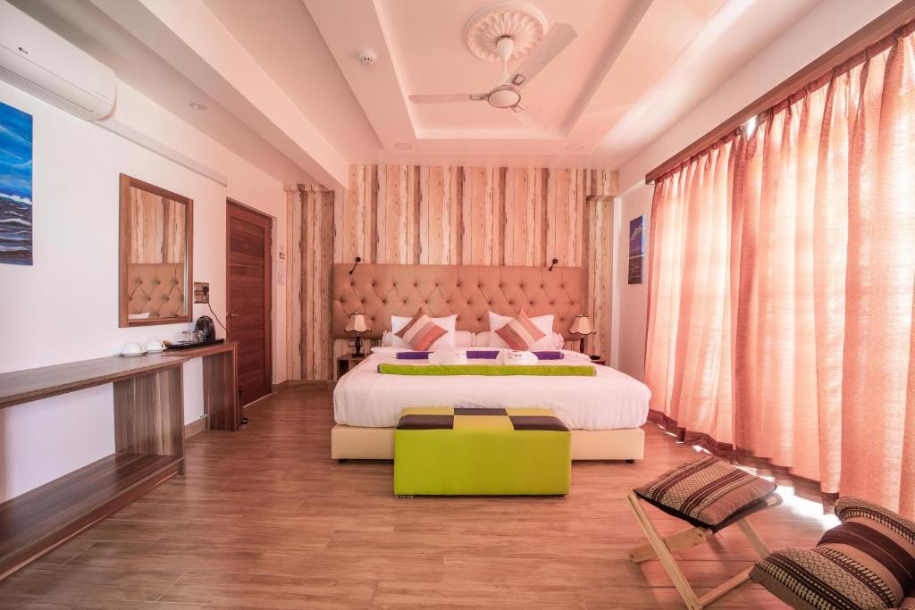 Tempat tidur dalam kamar di Rosy Villa Hotel