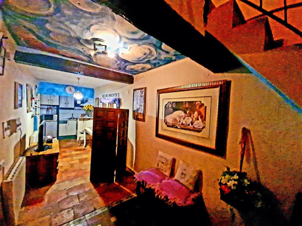 クエンカにあるLa Ronda del Besoの天井画のあるリビングルーム
