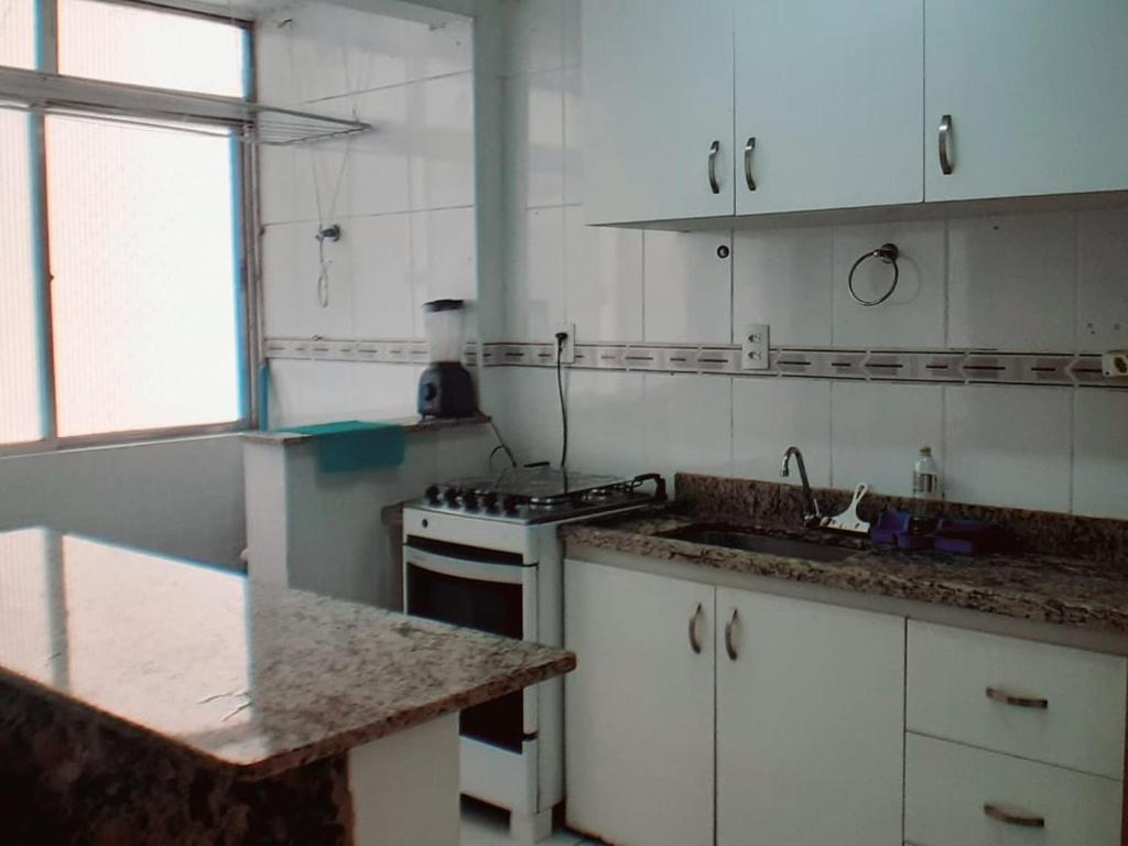  Apartamento vento e mar 2 quartos na quadra da praia