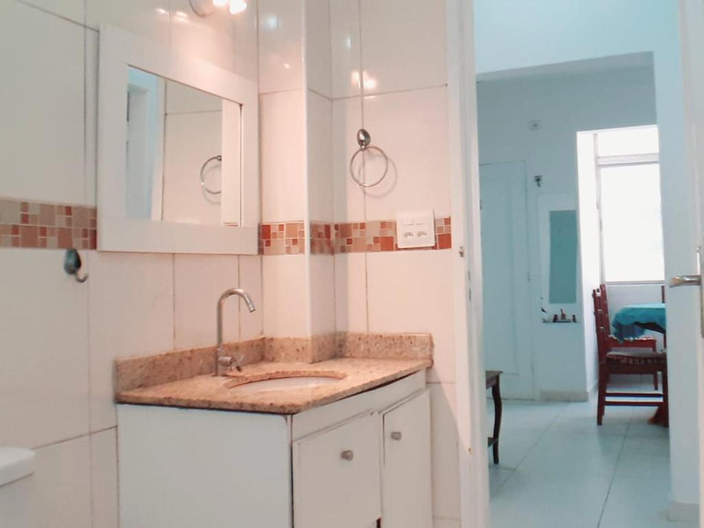  Apartamento vento e mar 2 quartos na quadra da praia