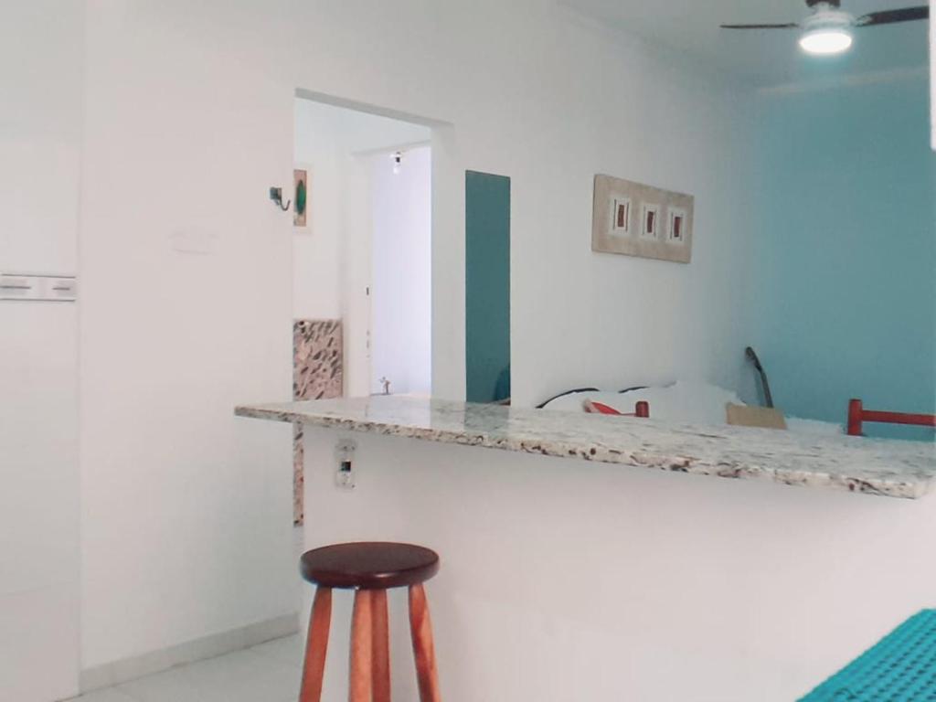  Apartamento vento e mar 2 quartos na quadra da praia