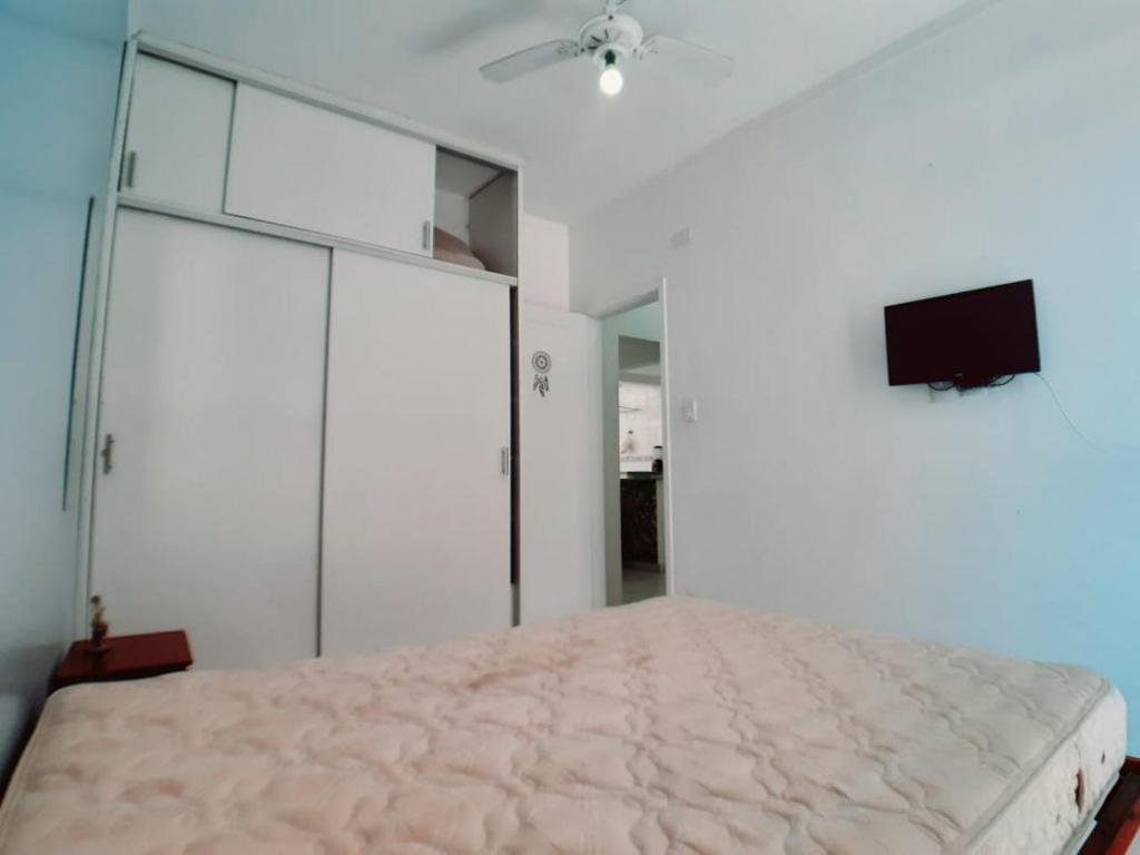  Apartamento vento e mar 2 quartos na quadra da praia