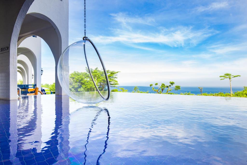 小琉球的住宿－小琉球地中海海景旅店，悬挂在游泳池边的玻璃棒秋千