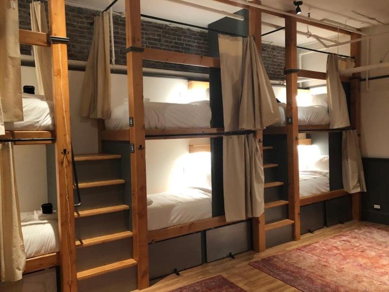 Palanda nebo palandy na pokoji v ubytování Hood River Hotel