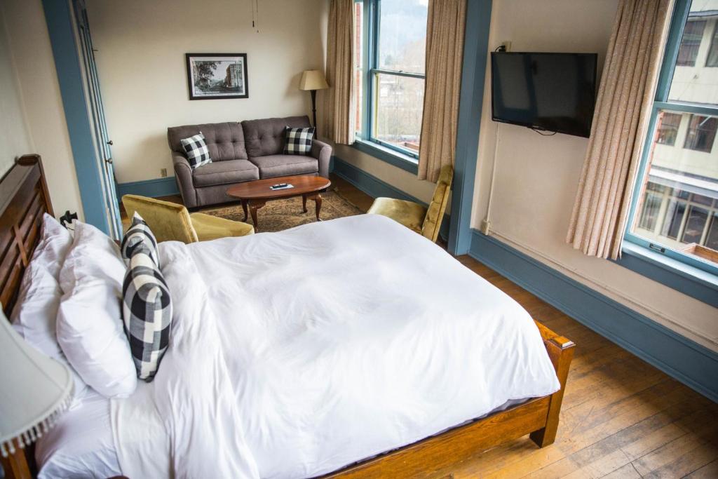 Postel nebo postele na pokoji v ubytování Hood River Hotel