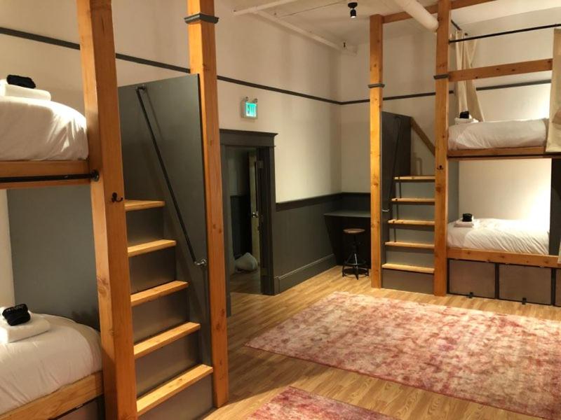 Postel nebo postele na pokoji v ubytování Hood River Hotel