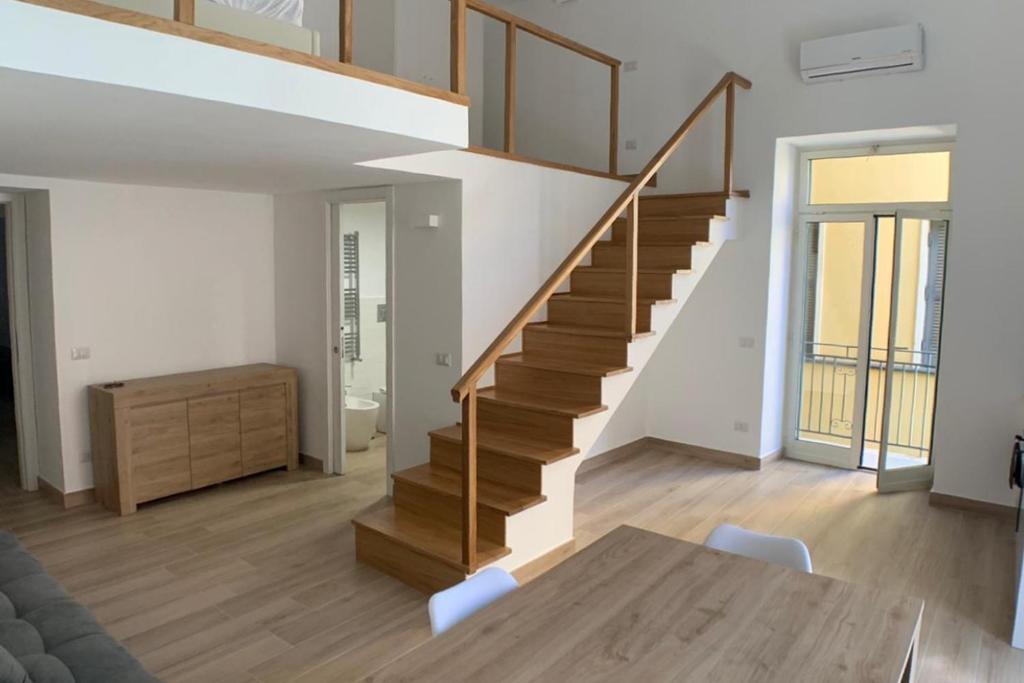 波佐利的住宿－Rioneterraccommodation，客厅设有楼梯和桌椅