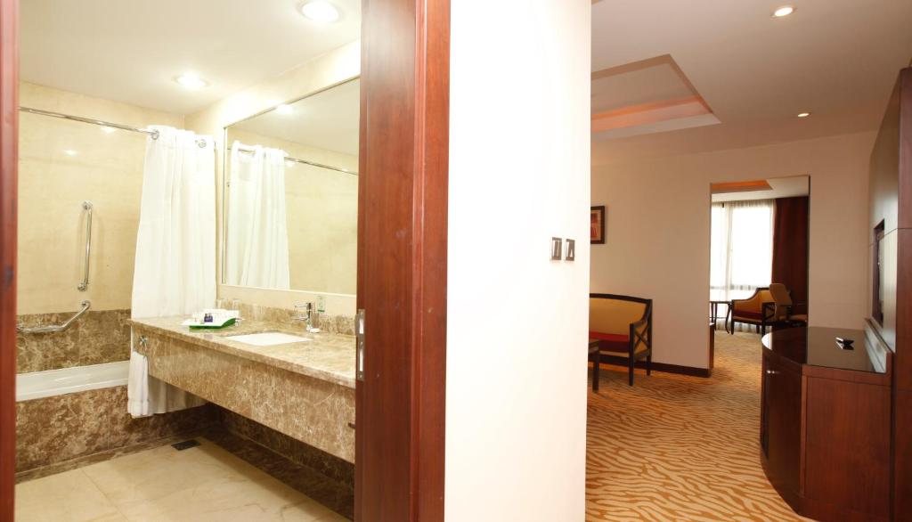 HOLIDAY INN OLAYA