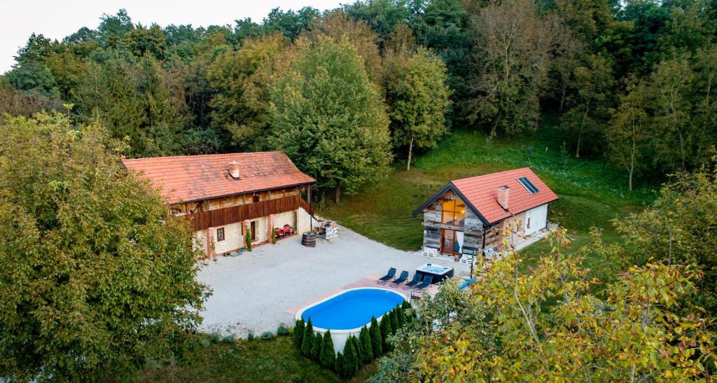eine Luftansicht auf ein Haus und einen Pool in der Unterkunft Vila Countryhouse Pijevci in Novi Marof