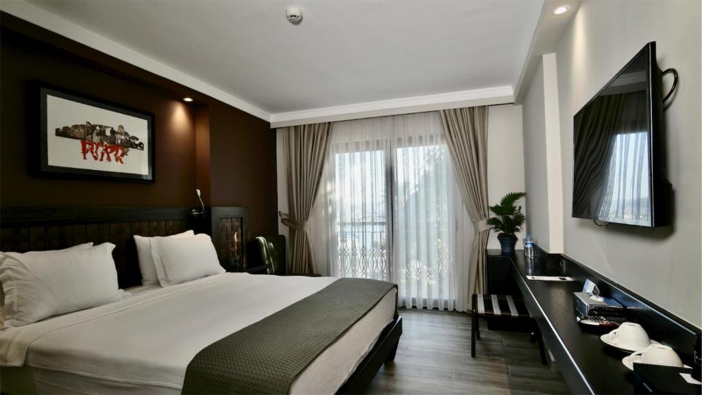 TV a/nebo společenská místnost v ubytování Resa Hotel Göcek