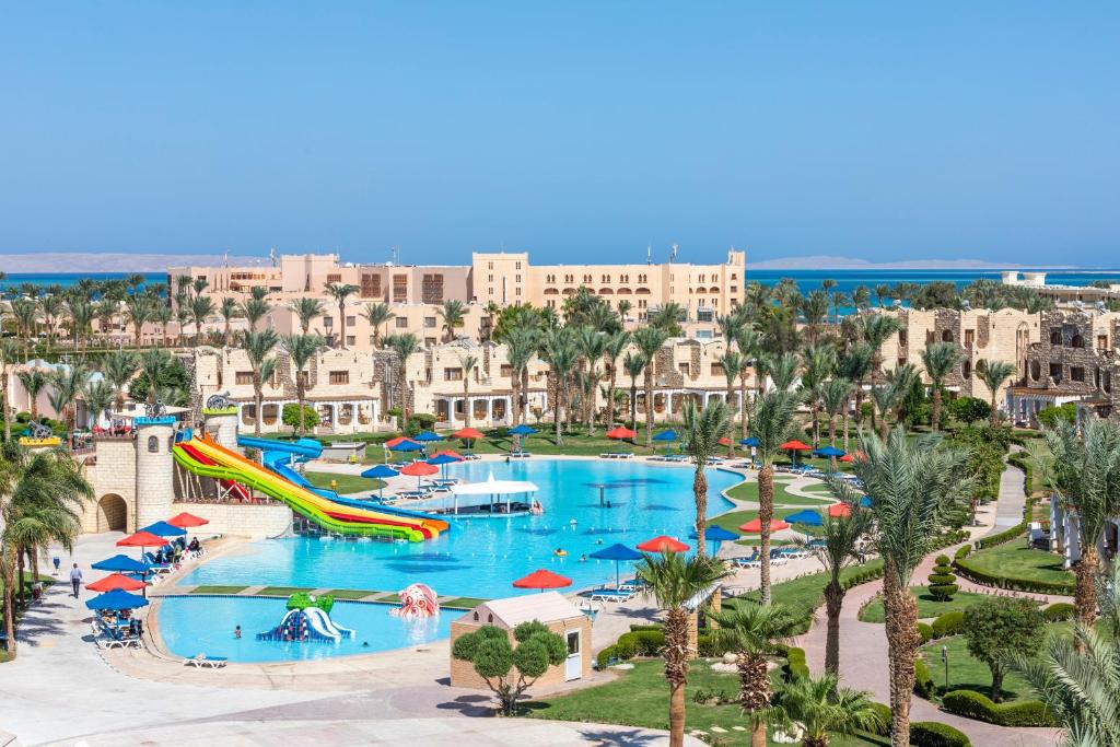 einen Luftblick auf einen Resortpool mit Rutsche in der Unterkunft Royal Lagoons Resort & Aqua Park Families and Couples Only in Hurghada