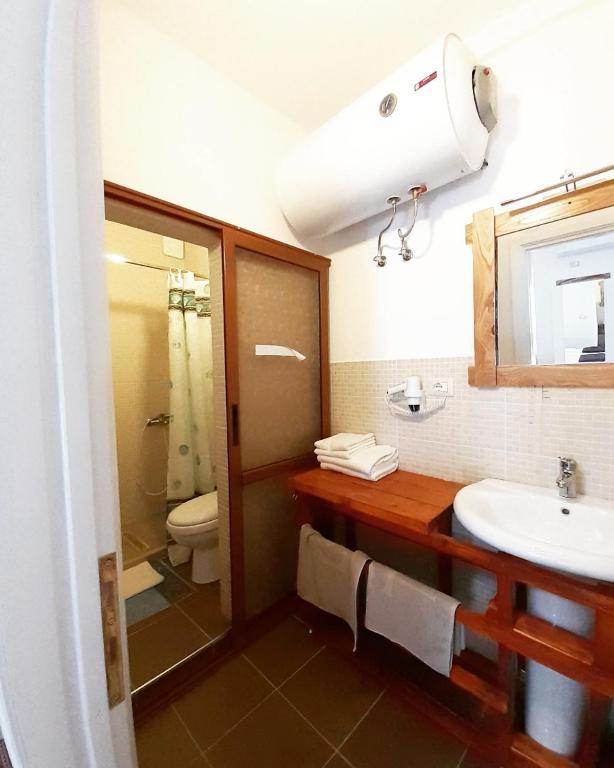 Koupelna v ubytování At Pikotiko's - Korca City Rooms for Rent