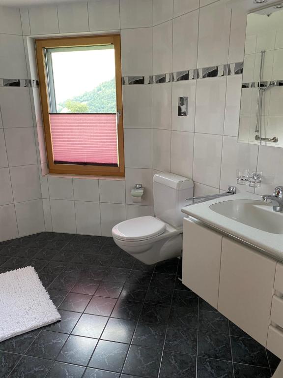 Koupelna v ubytování Ferienwohnung für 5 Personen in Cumpadials, inmitten der Surselva