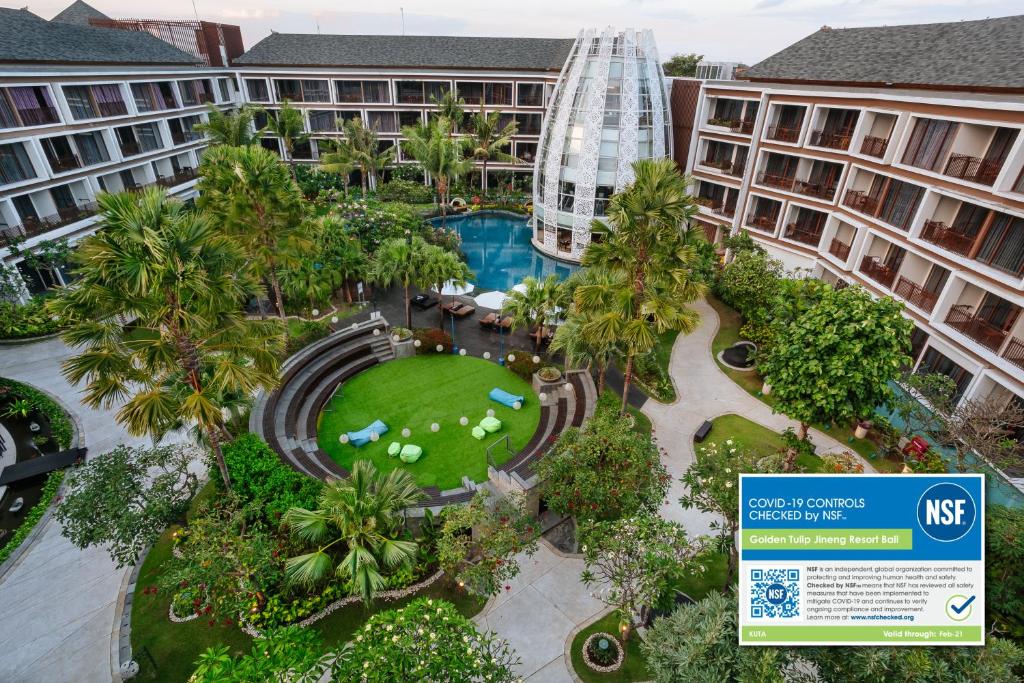 una vista aérea del patio de un complejo en Golden Tulip Jineng Resort Bali, en Kuta