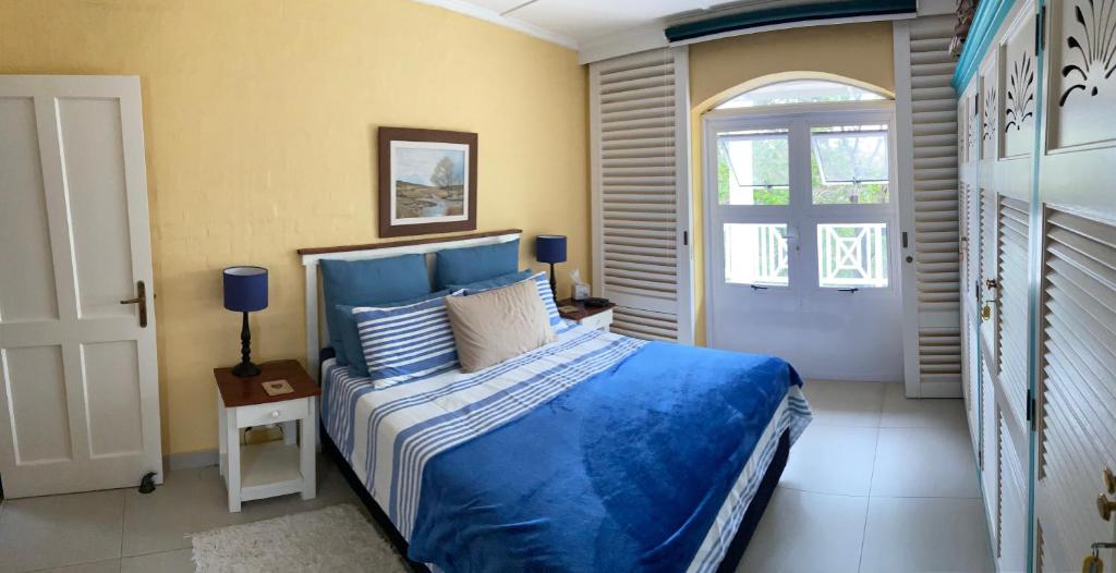 Giường trong phòng chung tại The Villa at Caribbean Estates