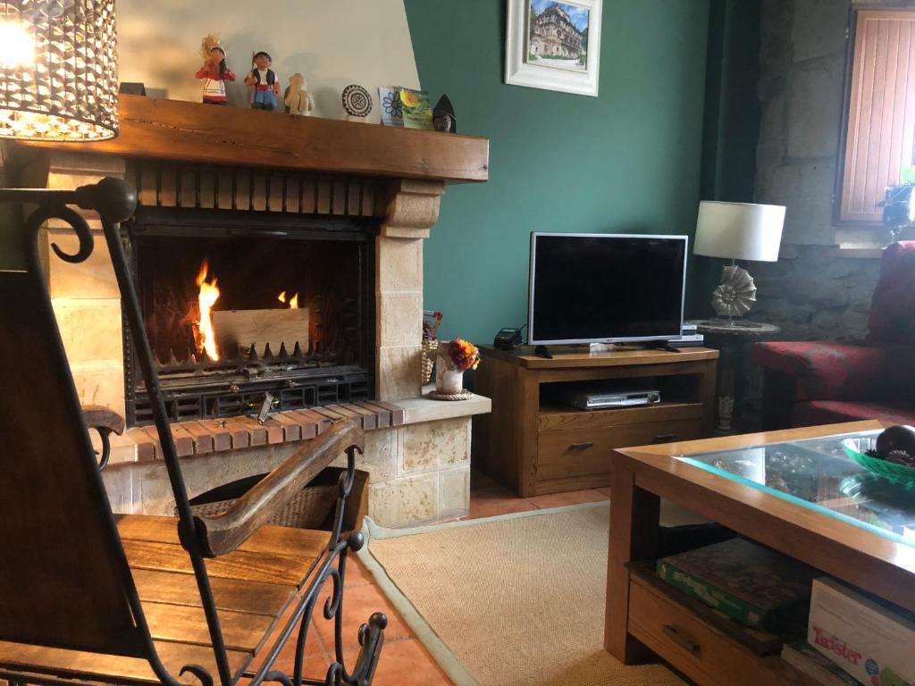 TV a/nebo společenská místnost v ubytování Posada de Villacarriedo