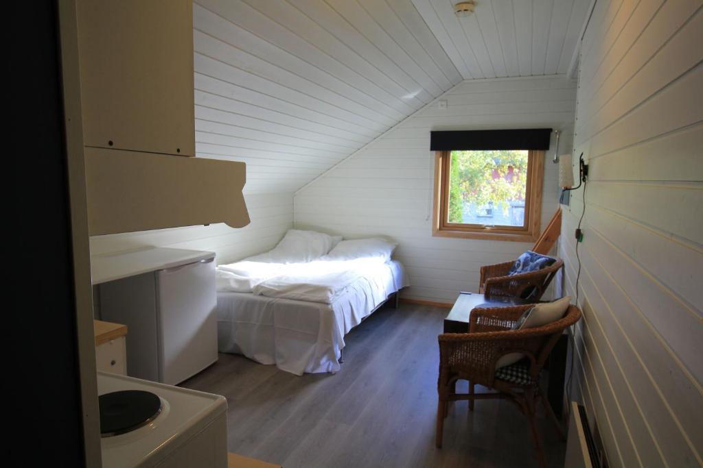 een kleine slaapkamer met een bed en een raam bij Skahjem Gard in Aurland