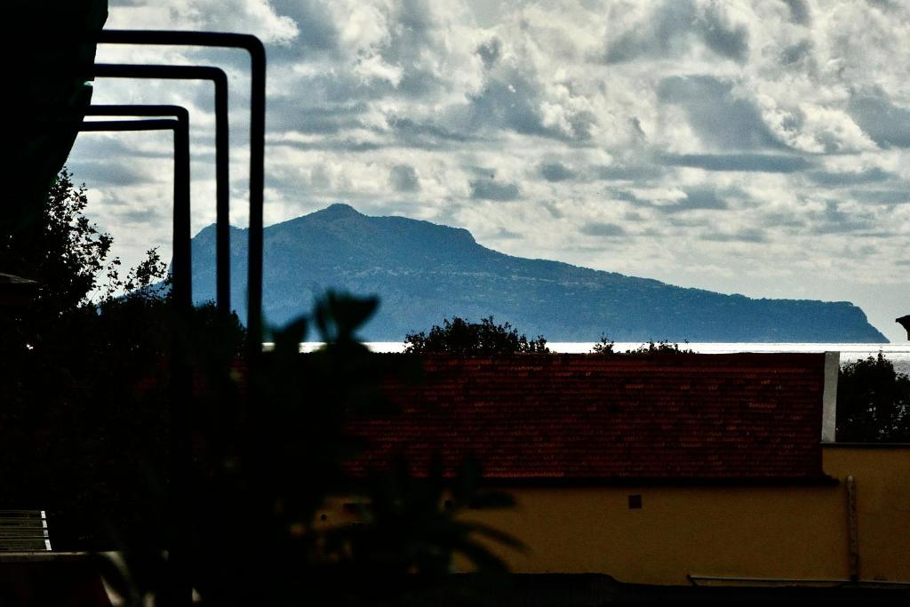 - une vue sur la montagne au loin d'un bâtiment dans l'établissement 2 camere con pianoforte, à Naples