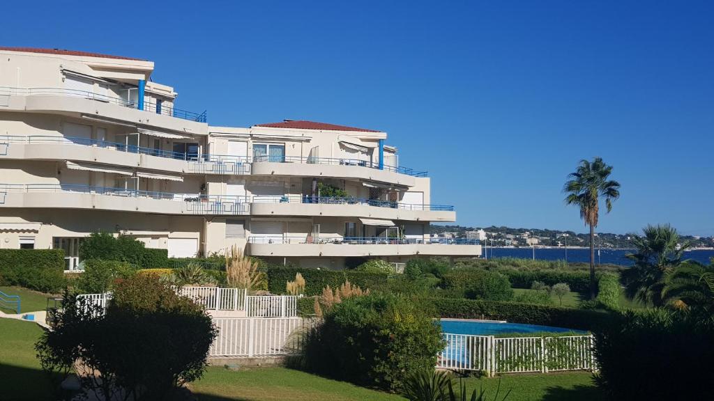 Il propose un grand appartement blanc doté d'une piscine. dans l'établissement Appartement Antibes juan les pins piscine et mer a 200m, à Antibes