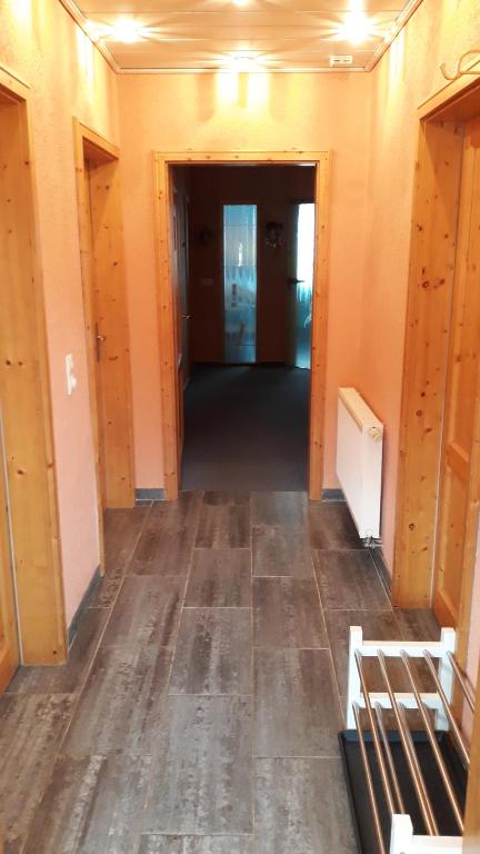un couloir vide menant à une chambre dans l'établissement Villa Karin, à Breitungen