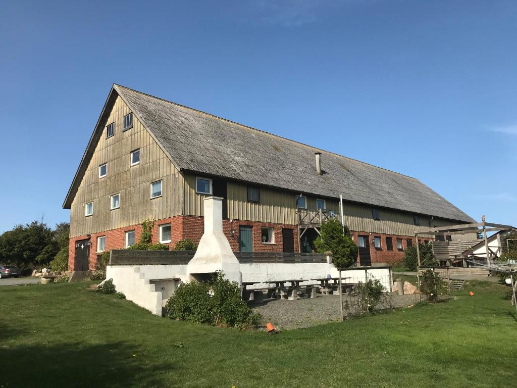 un gran edificio de ladrillo con un gran patio delante de él en Bengtssons Loge, en Simrishamn