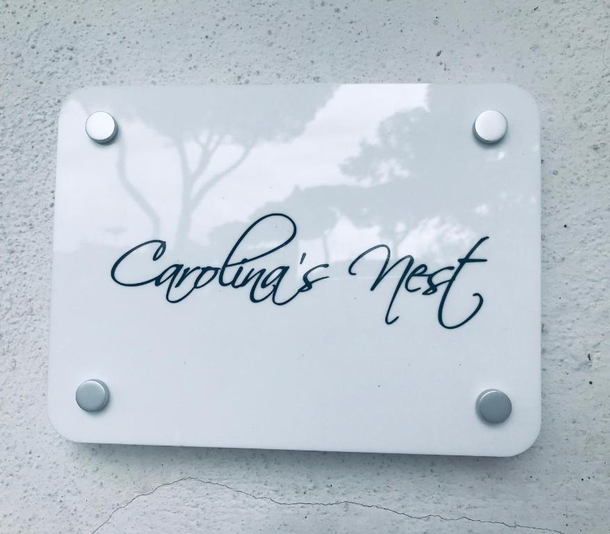 een teken dat zegt dat er niets op een muur staat bij Carolina’S Nest in Casal Palocco