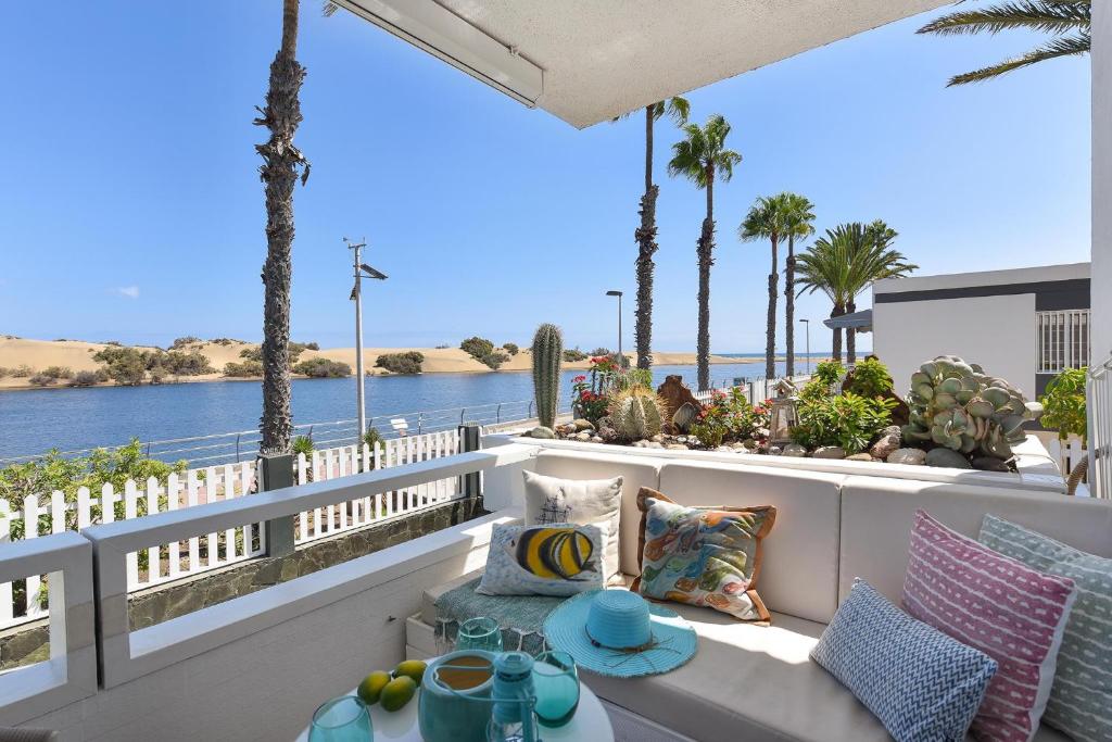 Μπαλκόνι ή βεράντα στο Maspalomas Beach Apartment Charca 1 by VillaGranCanaria