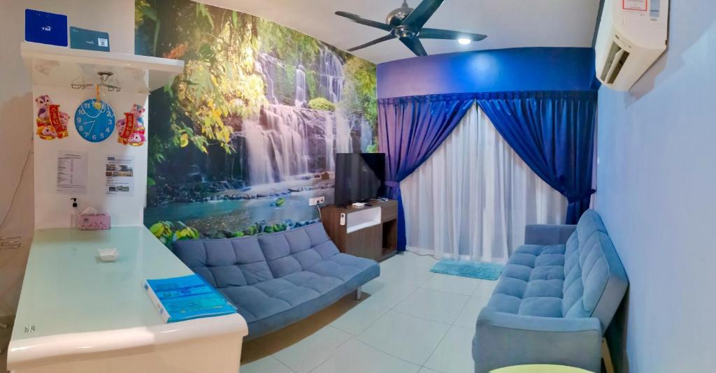 un salon avec un canapé bleu et un tableau dans l'établissement Ipoh Central Homestay @ Majestic, à Ipoh