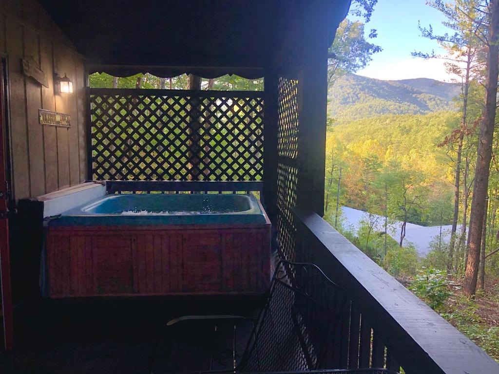 uma banheira num quarto com vista para uma montanha em Mountain-top Cabin Get-away with Hot tub and a View em Sautee Nacoochee