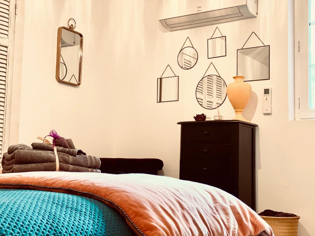 Een bed of bedden in een kamer bij Petit R&ecirc;ve