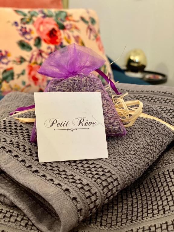 une pancarte assise sur un tas de serviettes dans l'établissement Petit Rêve, à LʼIsle-sur-la-Sorgue